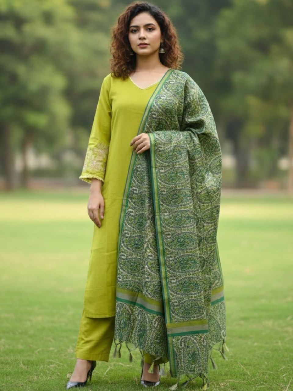 AADVIKA Women Ethnic Motifs Regular Thread Work Kurta with Trousers & With Dupatta @ 733